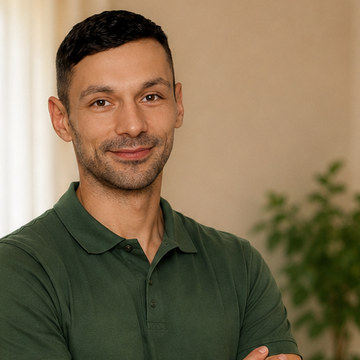 Richard Grimm in einem Wohnzimmer
